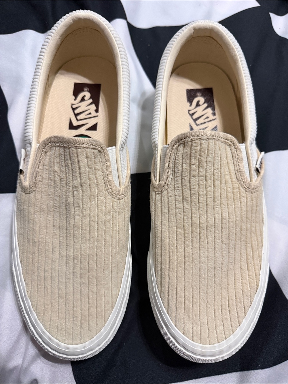 Vans Slip-On Corduroy Loafers in Beige
7.5 men’s/ 8/8.5 womens